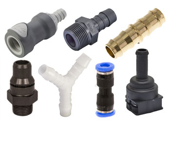 Eine Auswahl von sieben verschiedenen Schlauch- und Rohrverbindern aus Kunststoff und Messing, darunter Schnellkupplungen, Schlauchtüllen, Steckverbinder und Adapter, auf weißem Hintergrund.
