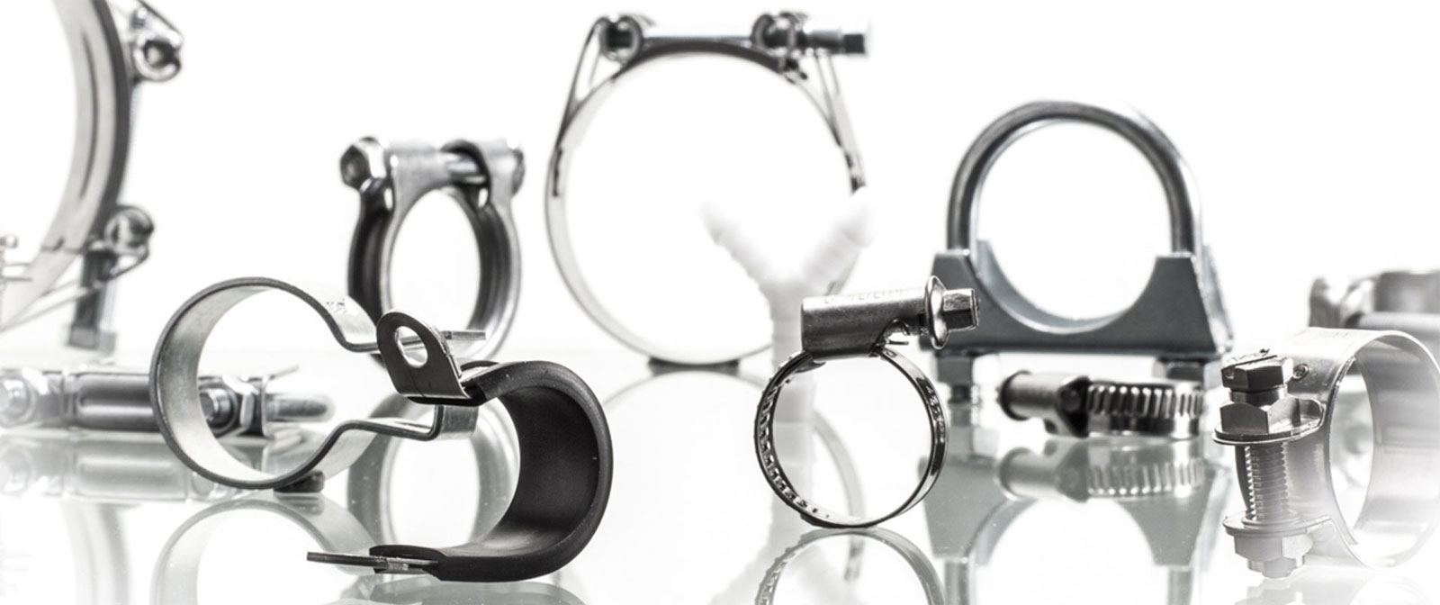 Verschiedene Rohrschellen und Schlauchschellen aus Edelstahl in Nahaufnahme für Befestigung und sichere Verbindungen.