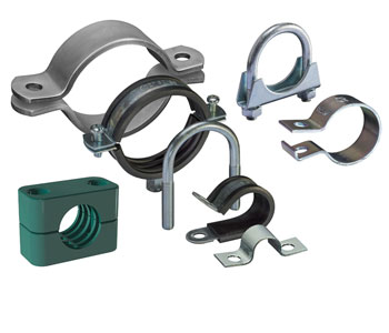 Eine Ansammlung verschiedener Rohr-, Schlauch- und Bügelschellen aus Metall und Kunststoff, darunter auch gummierte Schellen, auf weißem Hintergrund. Zu sehen sind robuste Rohrschellen, U-Bügelschellen und grünliche Kunststoffschellen.