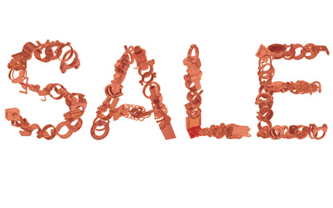 Das Wort SALE, gebildet aus zahlreichen kleinen, rotbraunen Metallteilen auf weißem Hintergrund.