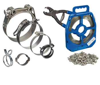Umfassendes Sortiment an Schlauchschellen und Befestigungssystemen. Abgebildet sind verschiedene Edelstahl-Schlauchschellen (Gelenkbolzen-, Schnecken- und Federbandschellen), ein blauer Abrollspender mit Endlosband aus Edelstahl, ein passendes Spann- und